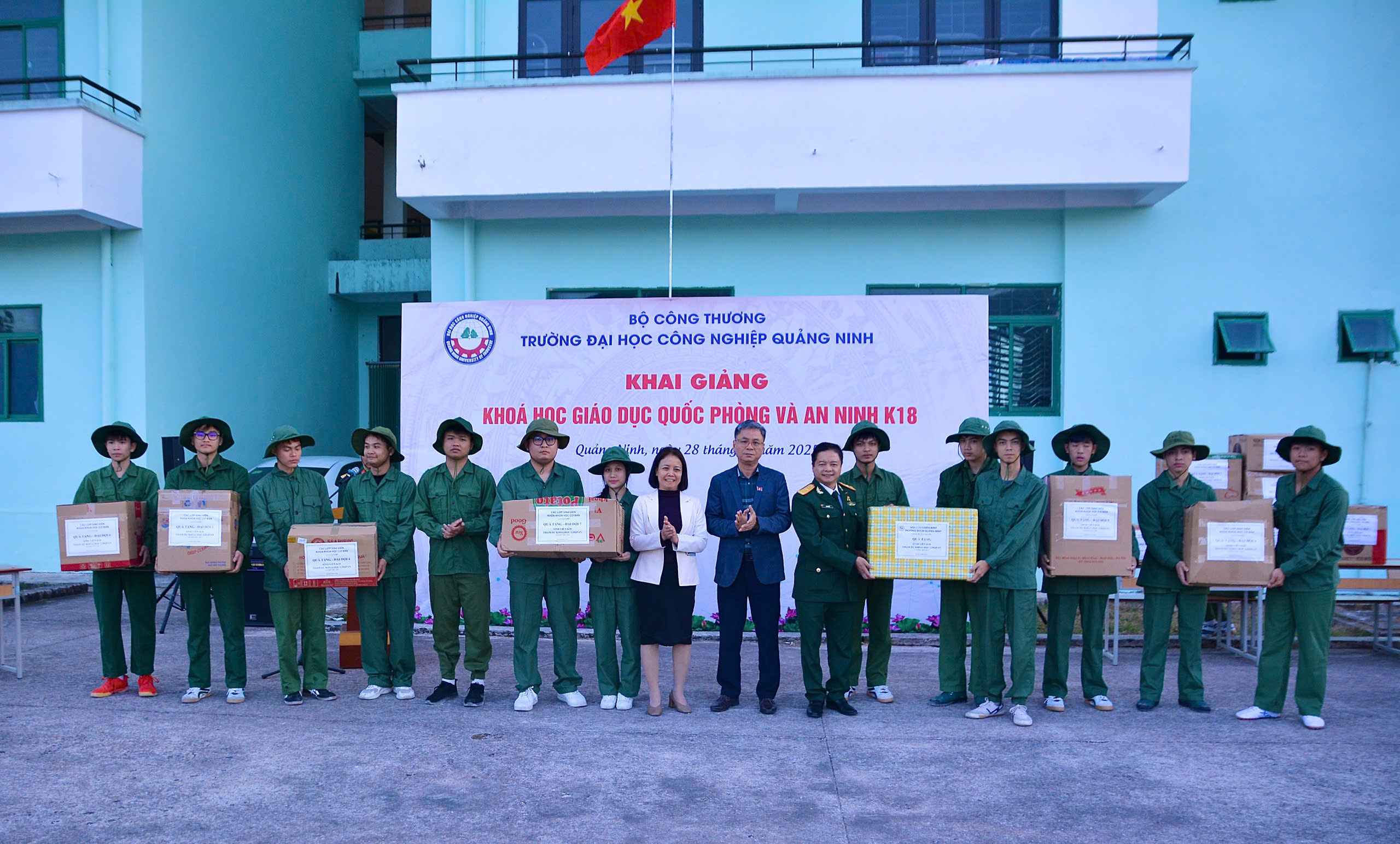 Trường Đại học Công nghiệp Quảng Ninh tổ chức Lễ khai giảng khóa học giáo dục quốc phòng và an ninh cho sinh viên đại học K18