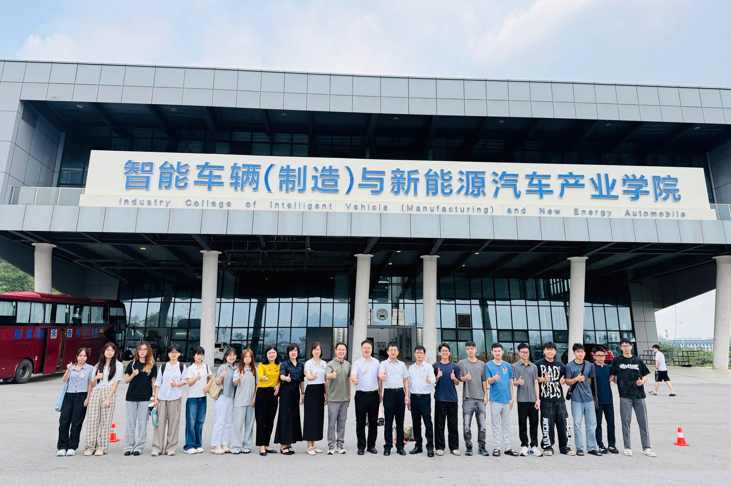 Đoàn công tác Trường Đại học Công nghiệp Quảng Ninh tham quan, học tập tại Viện Ô tô và Viện Cơ khí - Trường Đại học Kỹ thuật Công nghệ Quảng Tây (Trung Quốc)
