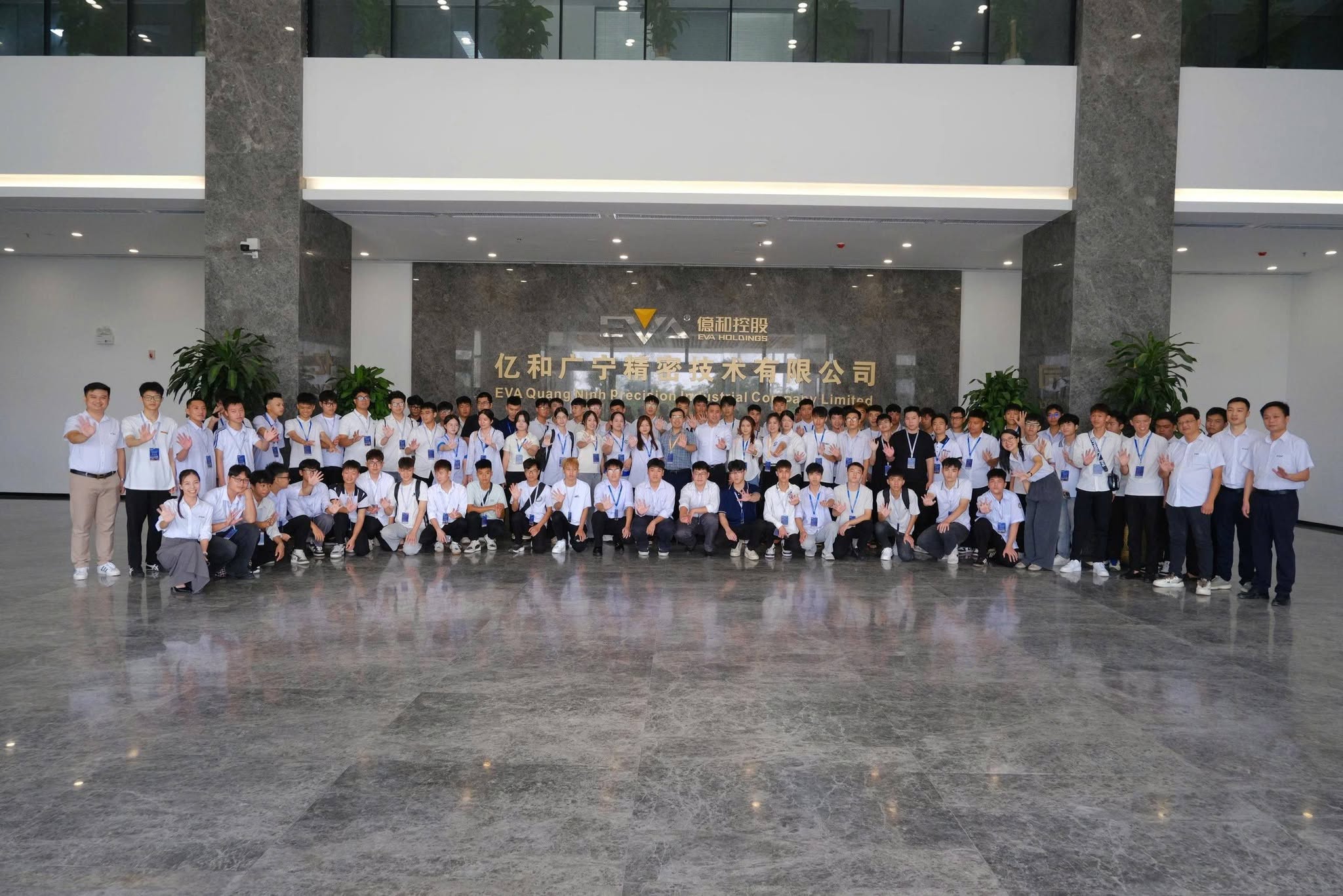 Tân sinh viên trường Đại học Công nghiệp Quảng Ninh tham quan trải nghiệm tại Công ty TNHH Công nghiệp chính xác EVA Quảng Nninh