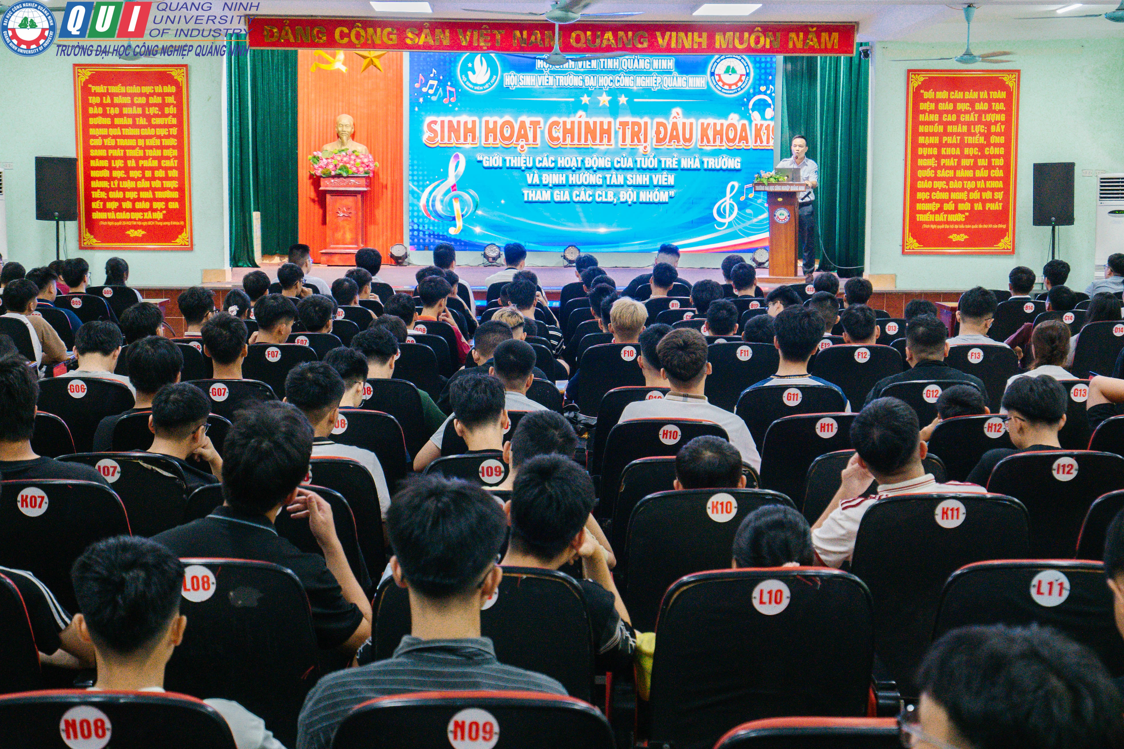 Trường Đại học Công nghiệp Quảng Ninh trang bị hành trang toàn diện cho tân sinh viên K19 qua Tuần sinh hoạt chính trị đầu khóa