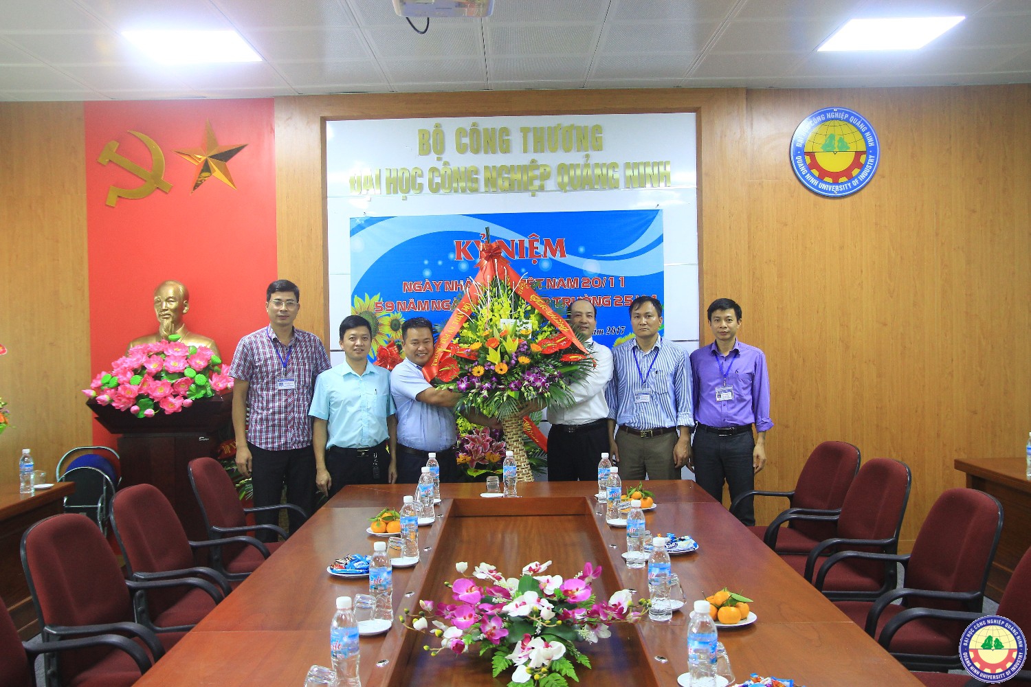 Công đoàn bộ Công thương và các đơn vị chúc mừng nhà trường 20-11