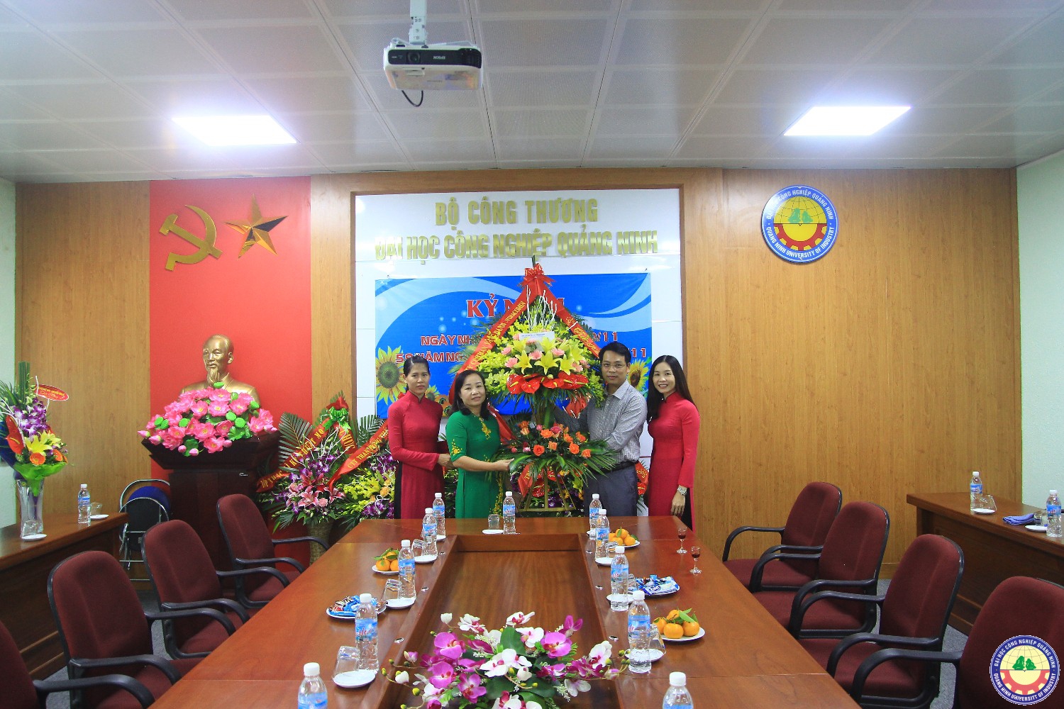 Công đoàn bộ Công thương và các đơn vị chúc mừng nhà trường 20-11