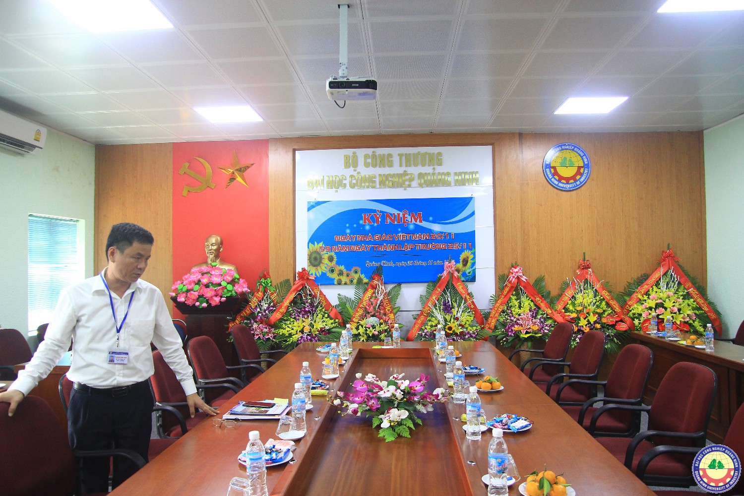 Công đoàn bộ Công thương và các đơn vị chúc mừng nhà trường 20-11