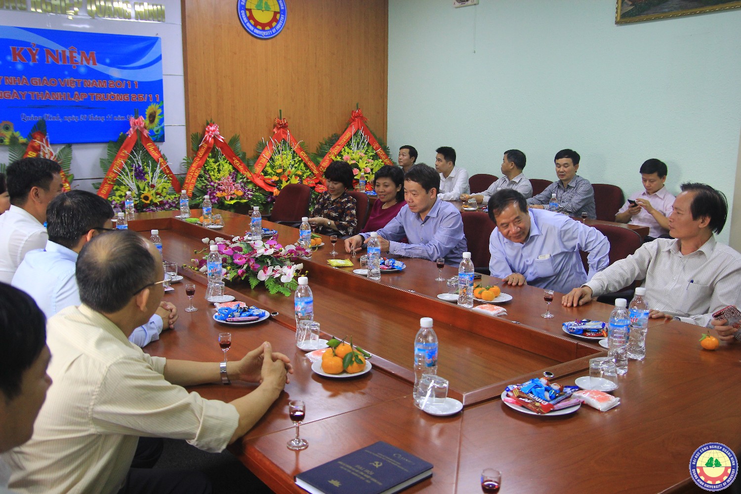 Công đoàn bộ Công thương và các đơn vị chúc mừng nhà trường 20-11