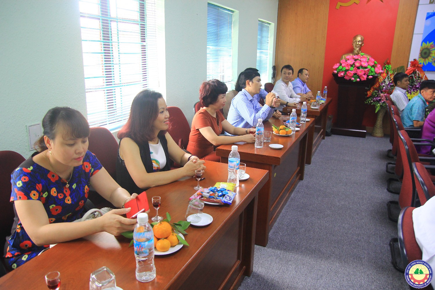 Công đoàn bộ Công thương và các đơn vị chúc mừng nhà trường 20-11