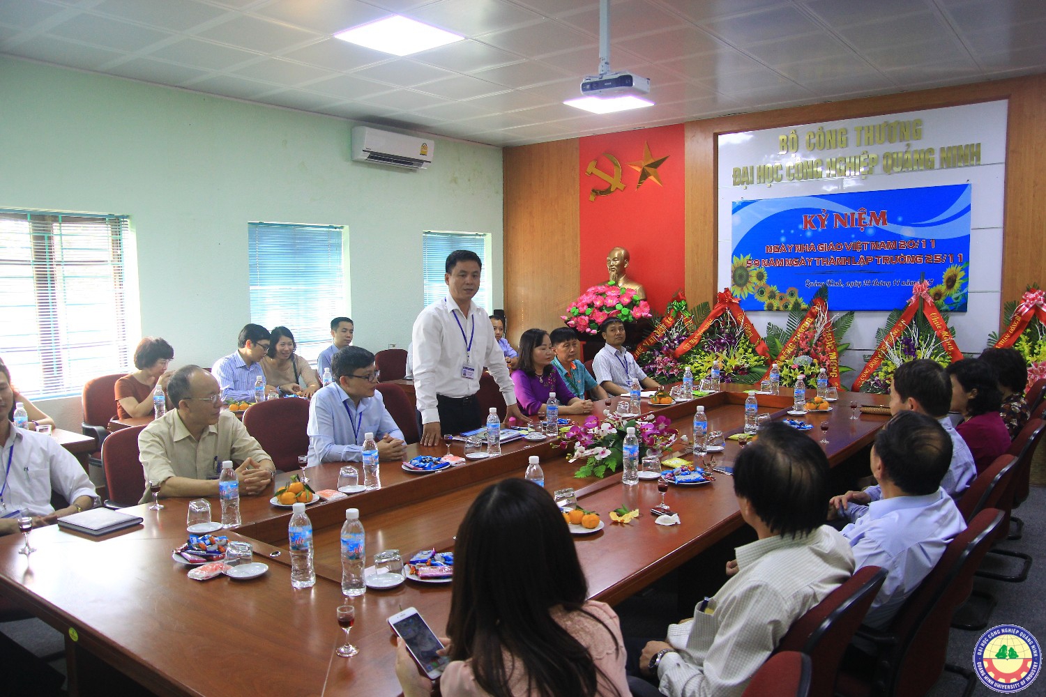 Công đoàn bộ Công thương và các đơn vị chúc mừng nhà trường 20-11