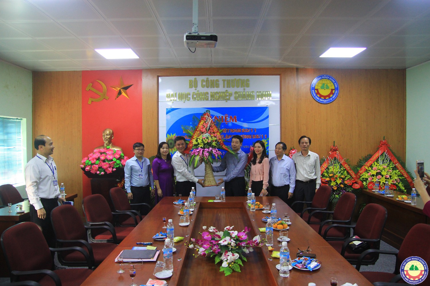 Công đoàn bộ Công thương và các đơn vị chúc mừng nhà trường 20-11