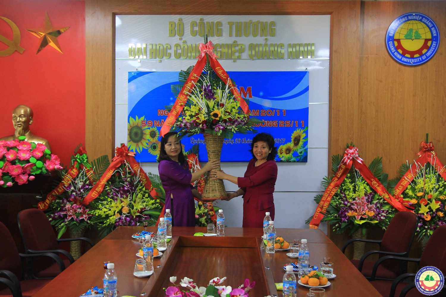 Công đoàn bộ Công thương và các đơn vị chúc mừng nhà trường 20-11
