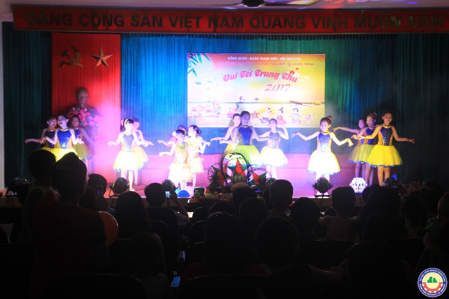 Tết trung thu cho con cán bộ cnv chức nhà trường.