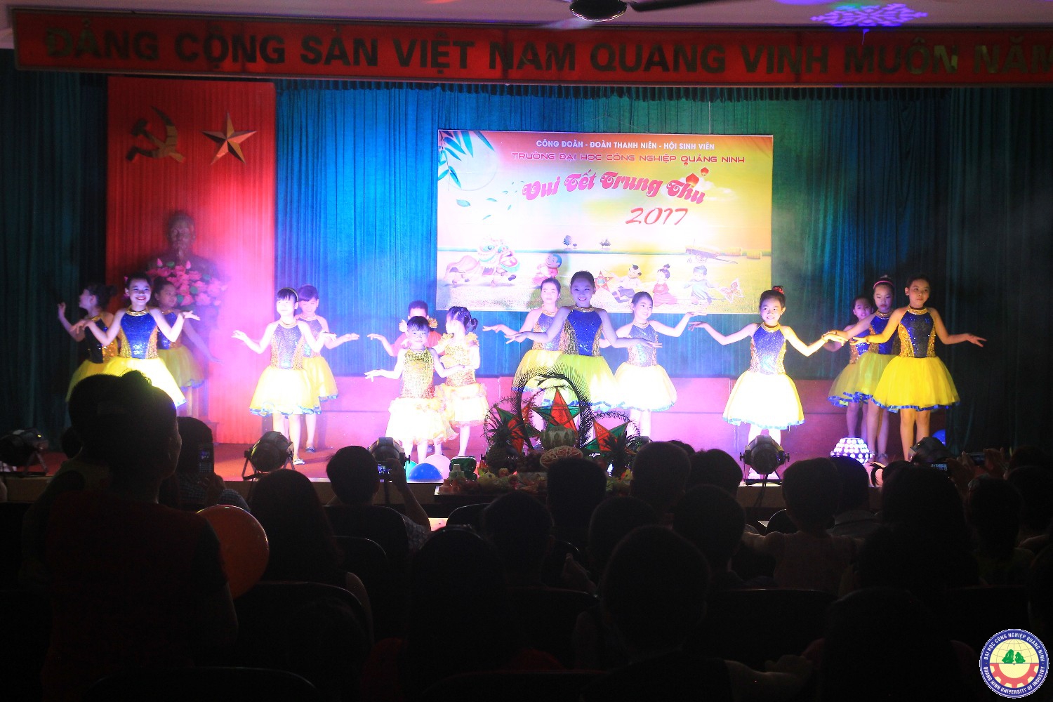 Tết trung thu cho con cán bộ cnv chức nhà trường.