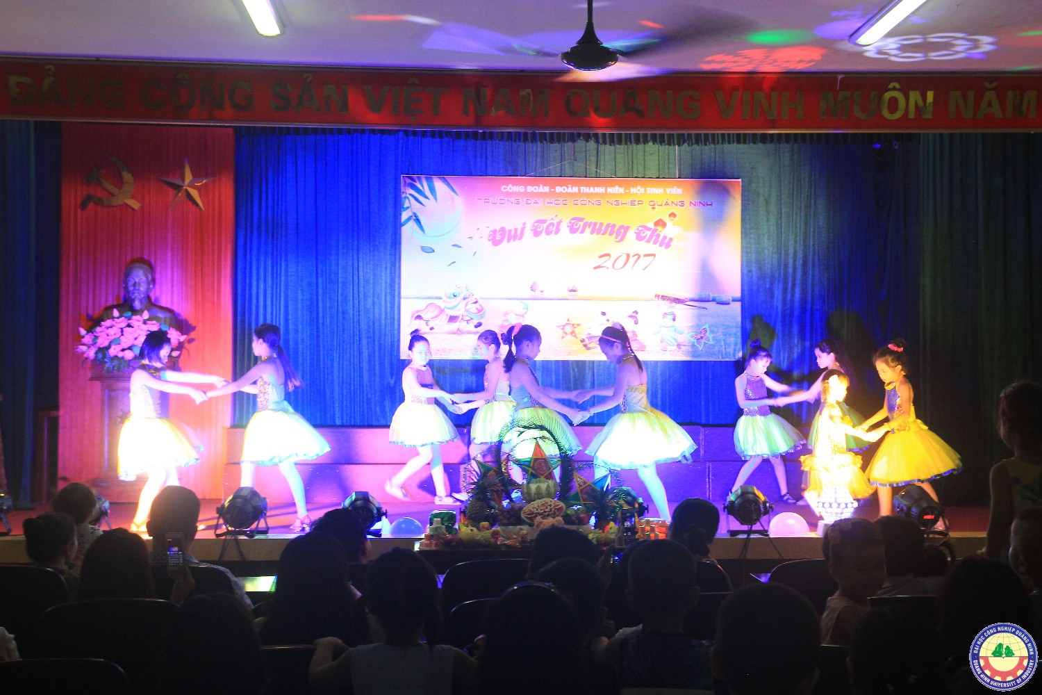 Tết trung thu cho con cán bộ cnv chức nhà trường.