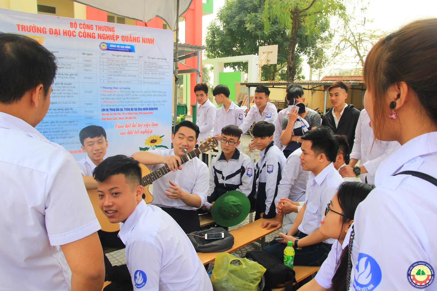 Giao lưu văn nghệ kết hợp với tuyển sinh tại trường 25/10 Thủy Nguyên - Hải Phòng