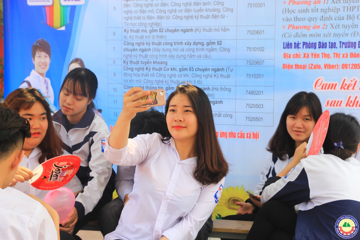 Giao lưu văn nghệ kết hợp với tuyển sinh tại trường 25/10 Thủy Nguyên - Hải Phòng