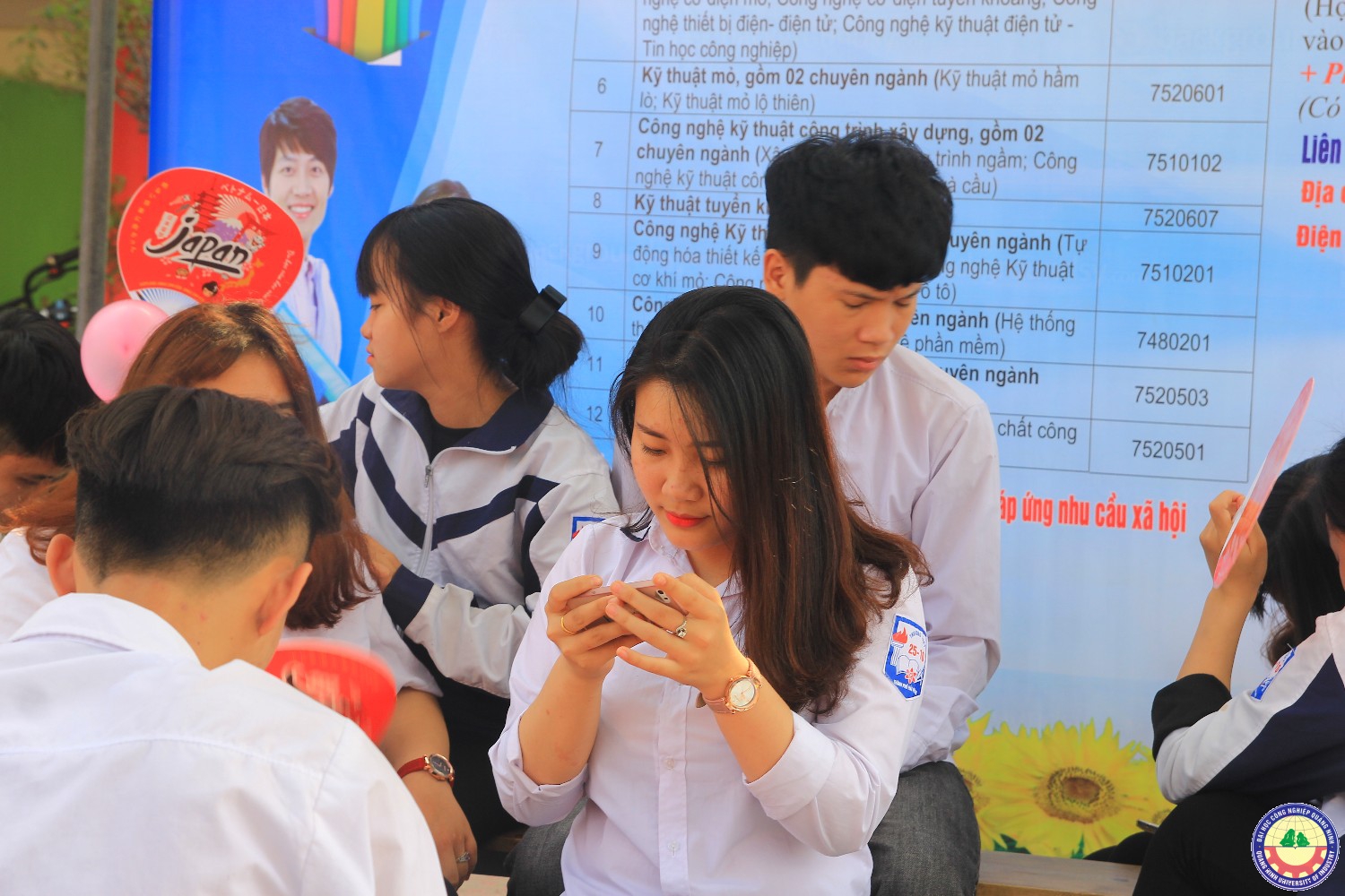Giao lưu văn nghệ kết hợp với tuyển sinh tại trường 25/10 Thủy Nguyên - Hải Phòng