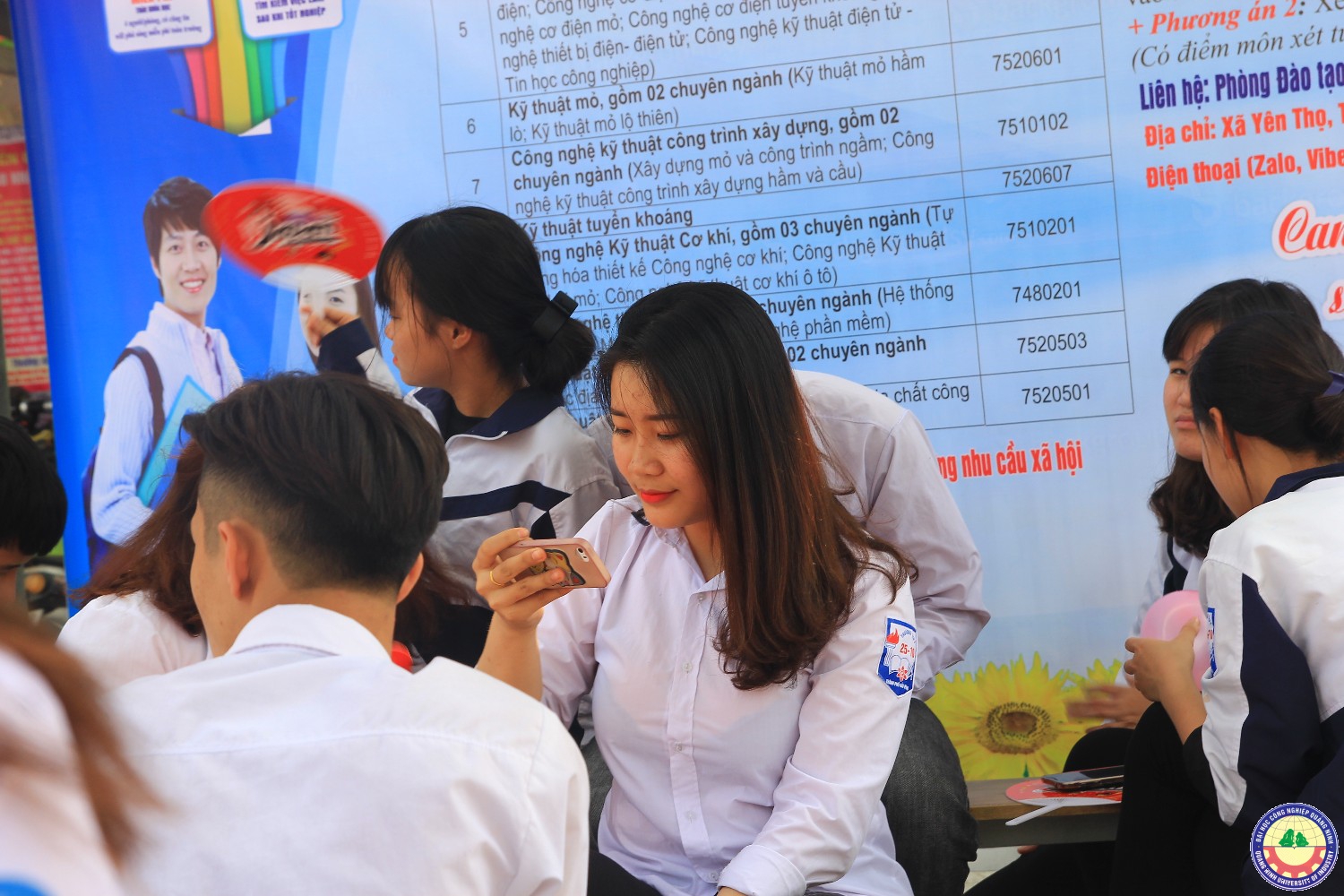 Giao lưu văn nghệ kết hợp với tuyển sinh tại trường 25/10 Thủy Nguyên - Hải Phòng
