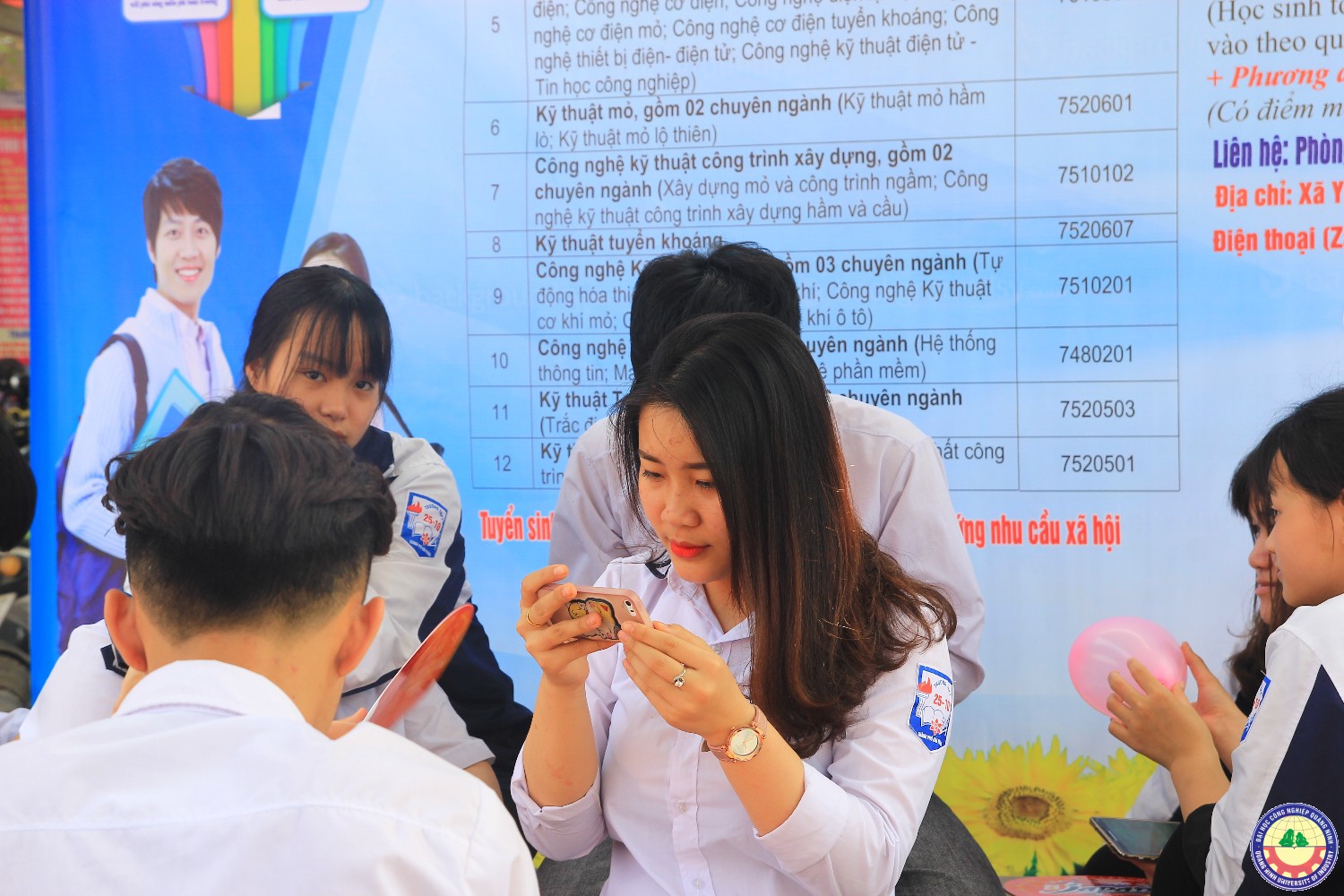 Giao lưu văn nghệ kết hợp với tuyển sinh tại trường 25/10 Thủy Nguyên - Hải Phòng