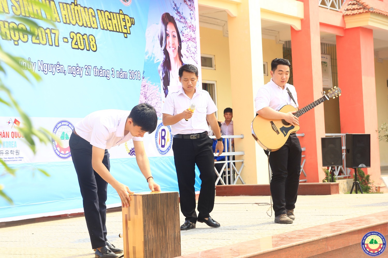 Giao lưu văn nghệ kết hợp với tuyển sinh tại trường 25/10 Thủy Nguyên - Hải Phòng