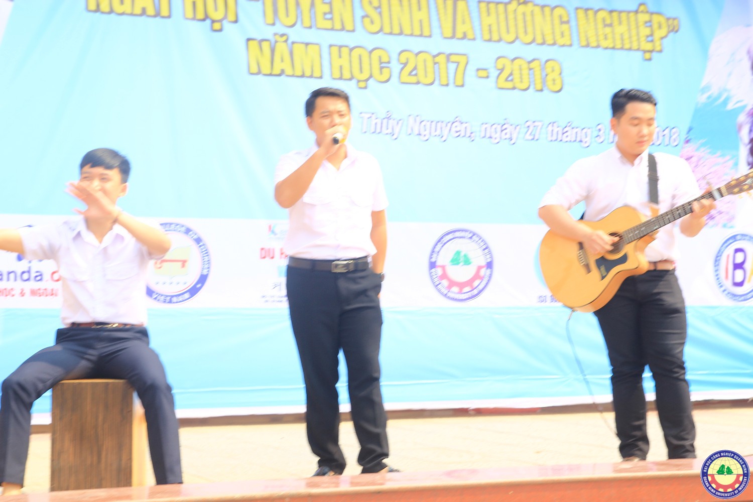 Giao lưu văn nghệ kết hợp với tuyển sinh tại trường 25/10 Thủy Nguyên - Hải Phòng