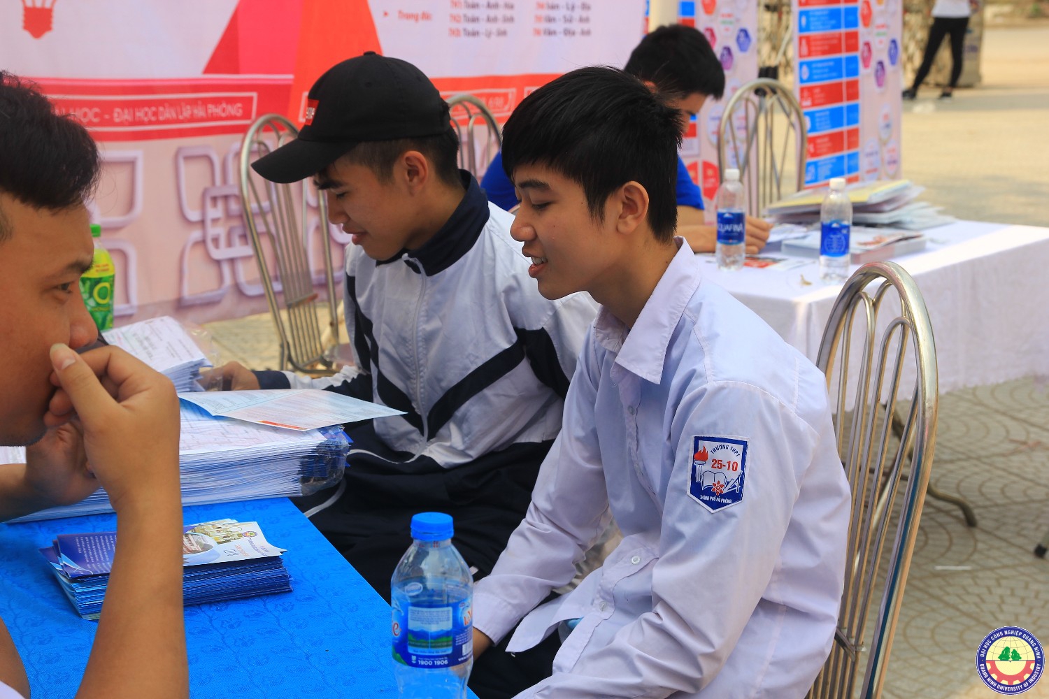 Giao lưu văn nghệ kết hợp với tuyển sinh tại trường 25/10 Thủy Nguyên - Hải Phòng