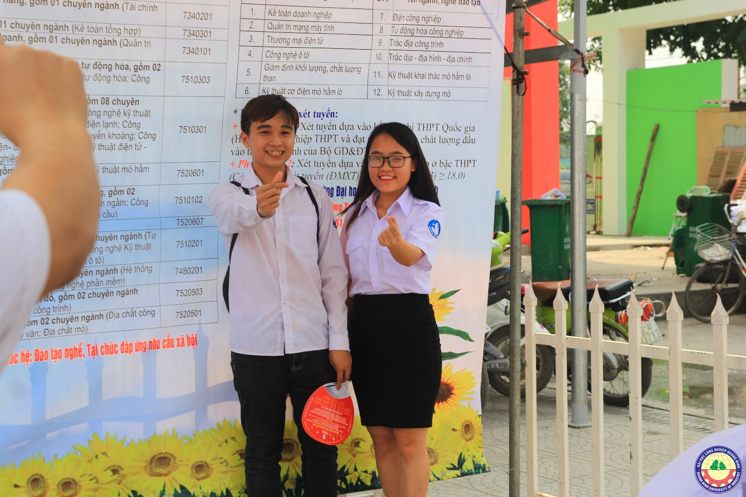 Giao lưu văn nghệ kết hợp với tuyển sinh tại trường 25/10 Thủy Nguyên - Hải Phòng