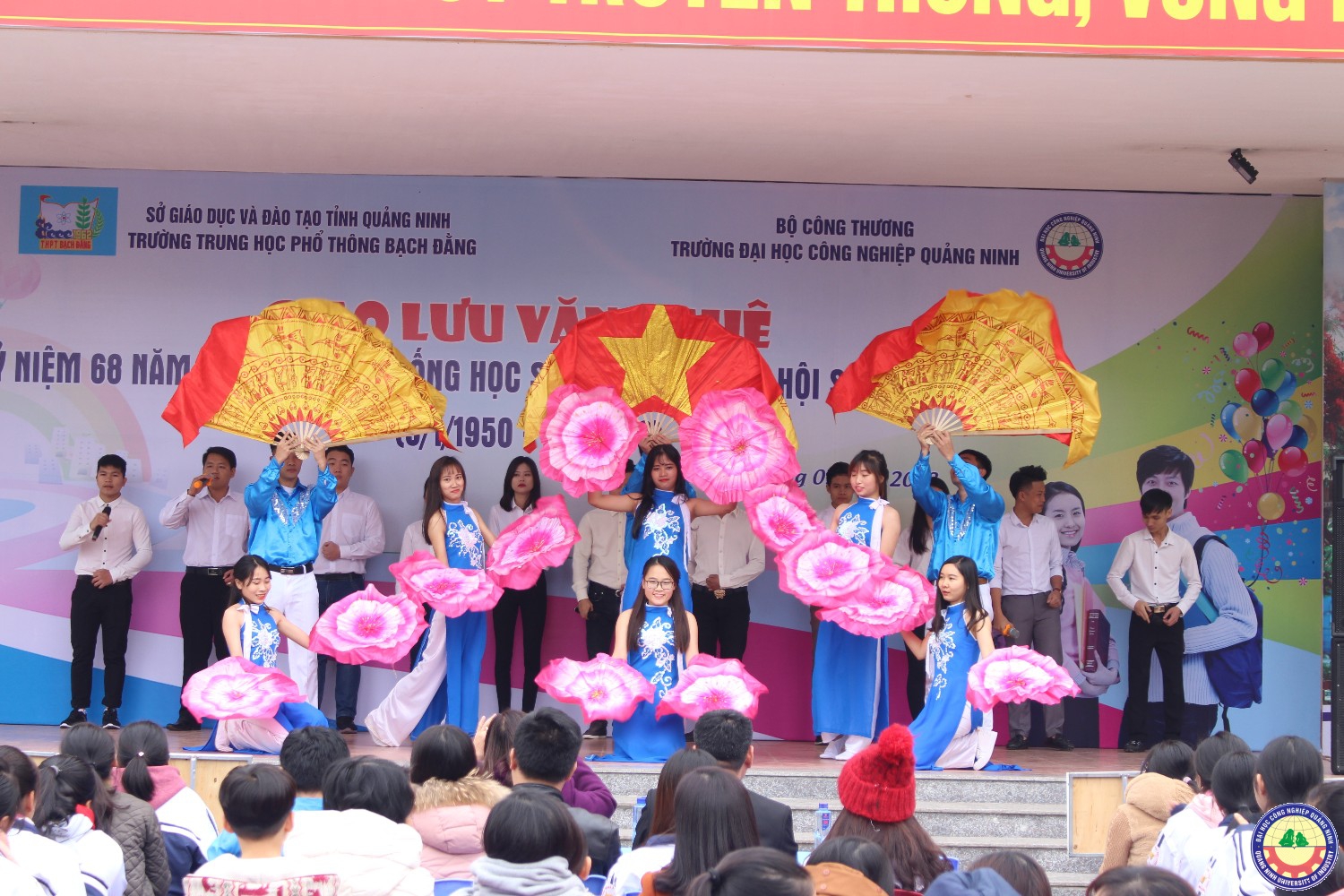 Giao lưu văn nghệ - tuyển sinh giữa trường ĐHCNQN và trường THPT Bạch Đằng (Quảng Yên) 9.1..2018