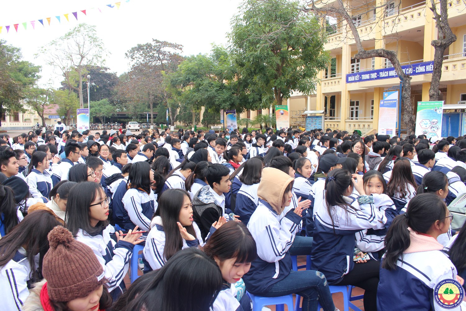 Giao lưu văn nghệ - tuyển sinh giữa trường ĐHCNQN và trường THPT Bạch Đằng (Quảng Yên) 9.1..2018