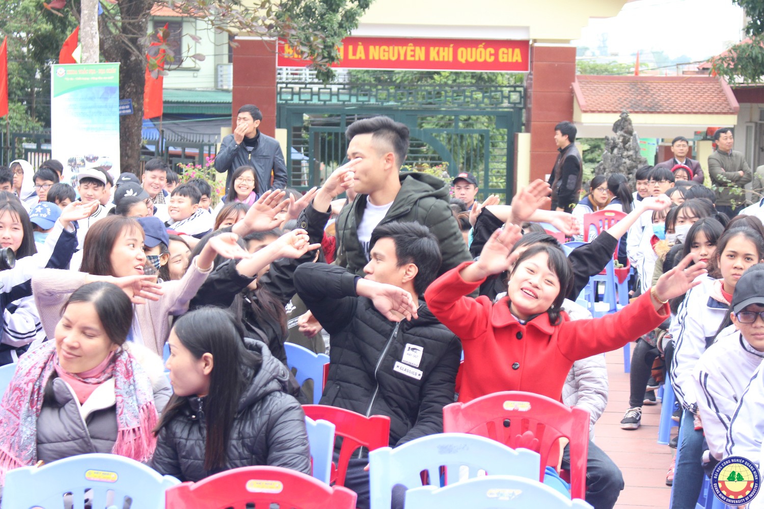 Giao lưu văn nghệ - tuyển sinh giữa trường ĐHCNQN và trường THPT Bạch Đằng (Quảng Yên) 9.1..2018