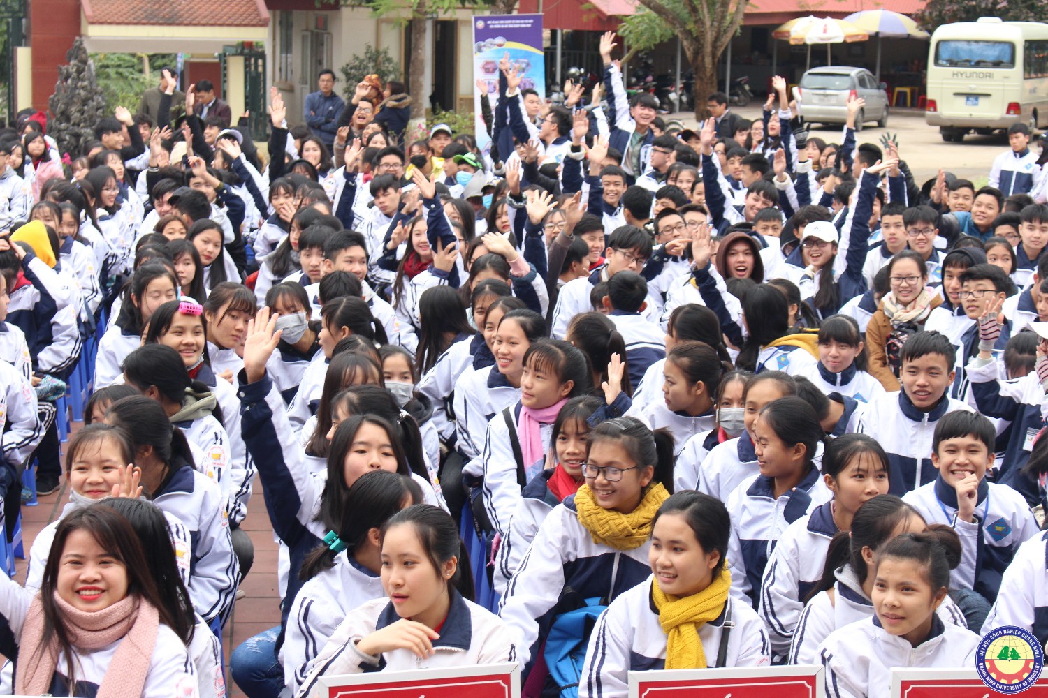 Giao lưu văn nghệ - tuyển sinh giữa trường ĐHCNQN và trường THPT Bạch Đằng (Quảng Yên) 9.1..2018