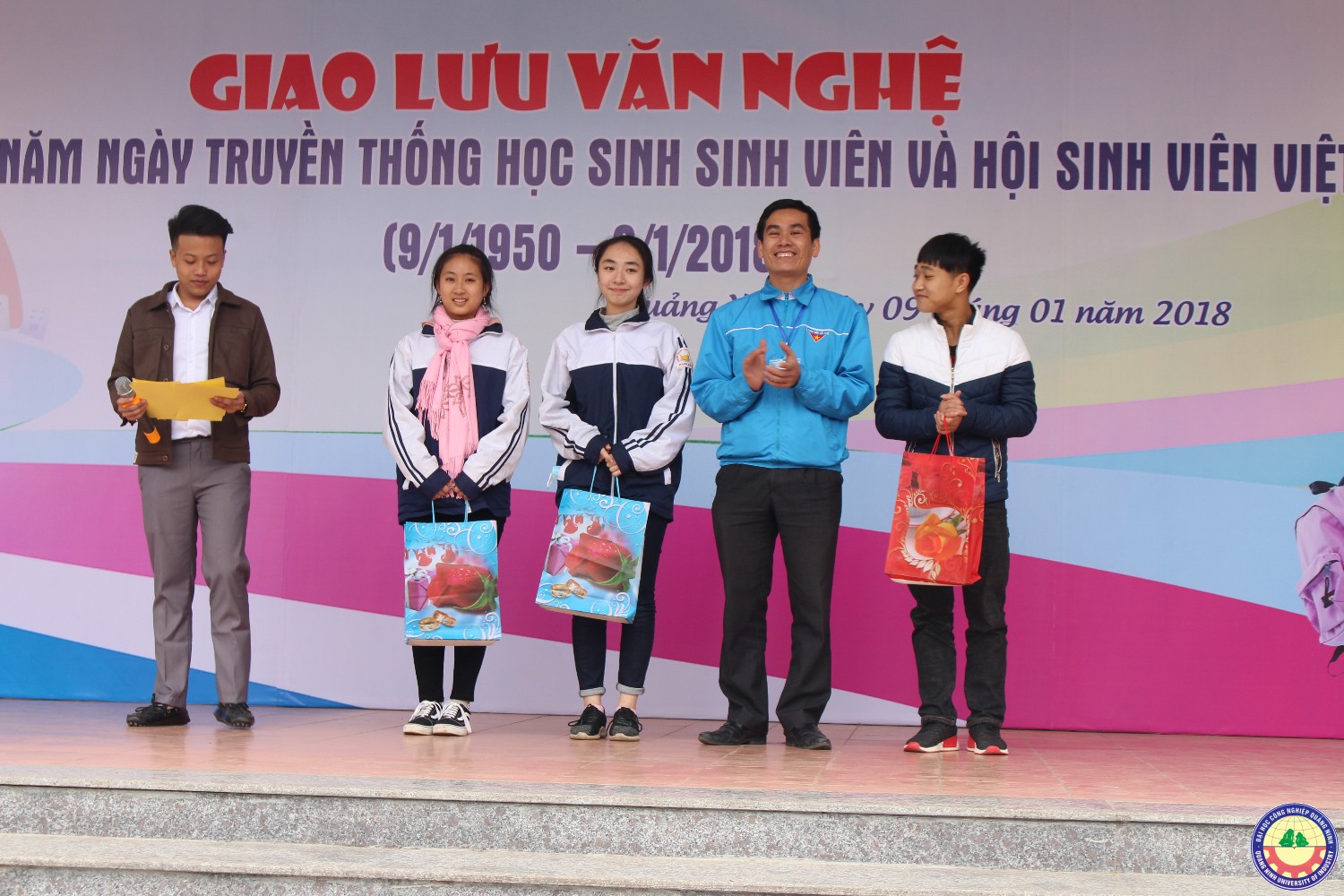 Giao lưu văn nghệ - tuyển sinh giữa trường ĐHCNQN và trường THPT Bạch Đằng (Quảng Yên) 9.1..2018