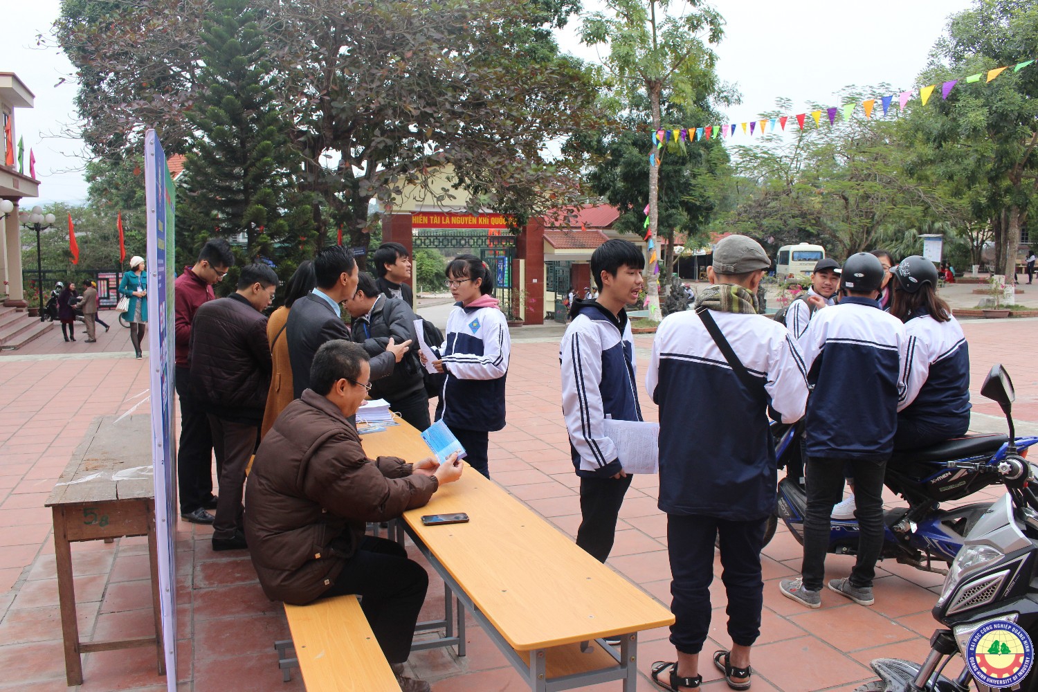 Giao lưu văn nghệ - tuyển sinh giữa trường ĐHCNQN và trường THPT Bạch Đằng (Quảng Yên) 9.1..2018
