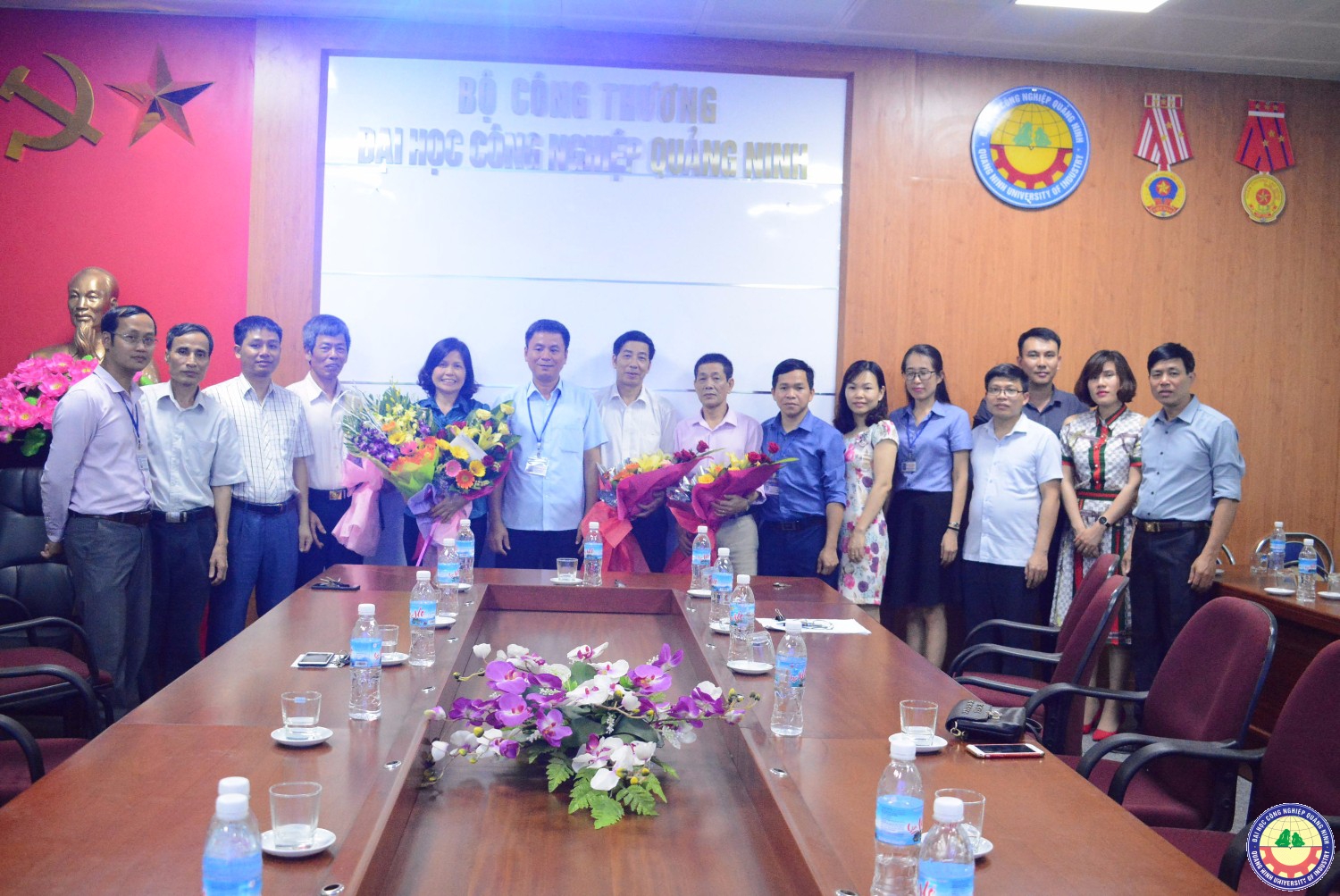 Gãnh đạo trường gặp mặt chúc mừng các dồng chí về nghỉ chế độ năm 2018