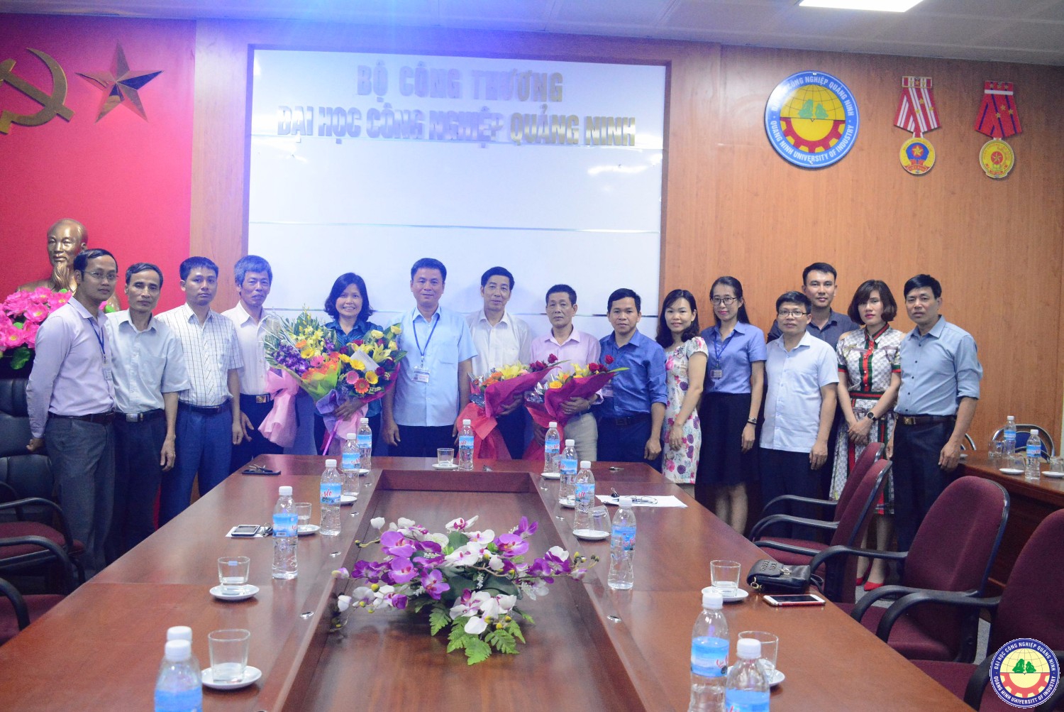 Gãnh đạo trường gặp mặt chúc mừng các dồng chí về nghỉ chế độ năm 2018
