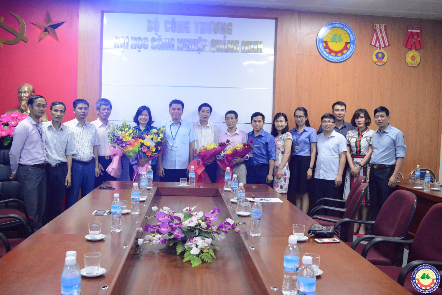 Gãnh đạo trường gặp mặt chúc mừng các dồng chí về nghỉ chế độ năm 2018