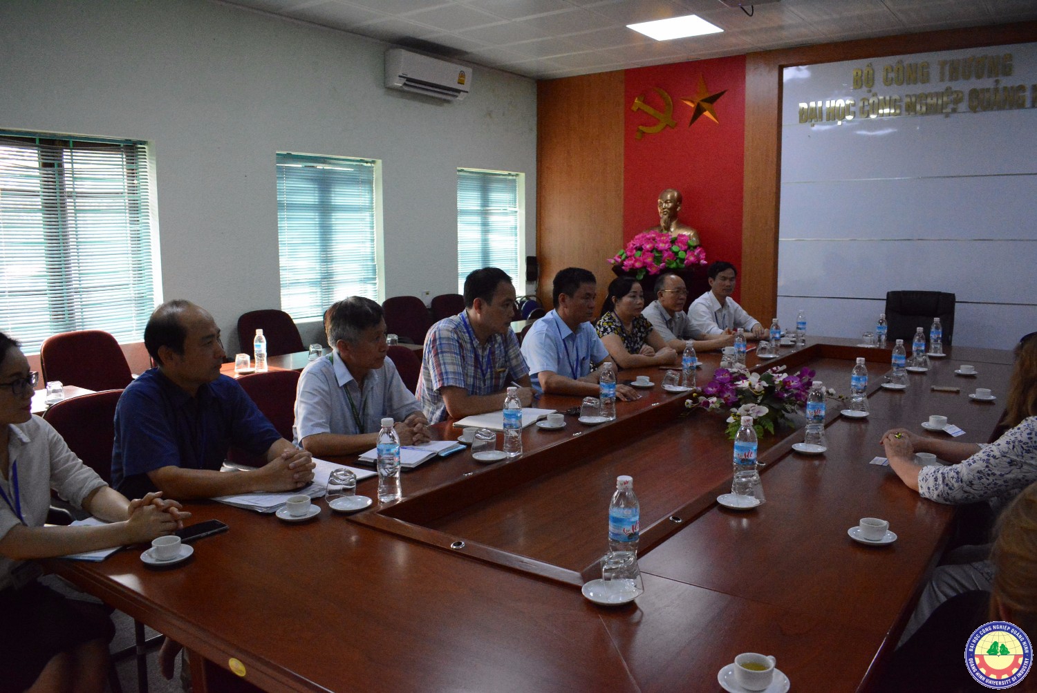 Gãnh đạo trường gặp mặt chúc mừng các dồng chí về nghỉ chế độ năm 2018