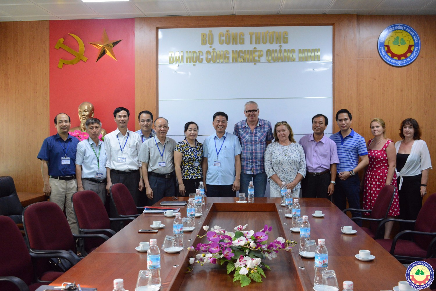 Gãnh đạo trường gặp mặt chúc mừng các dồng chí về nghỉ chế độ năm 2018