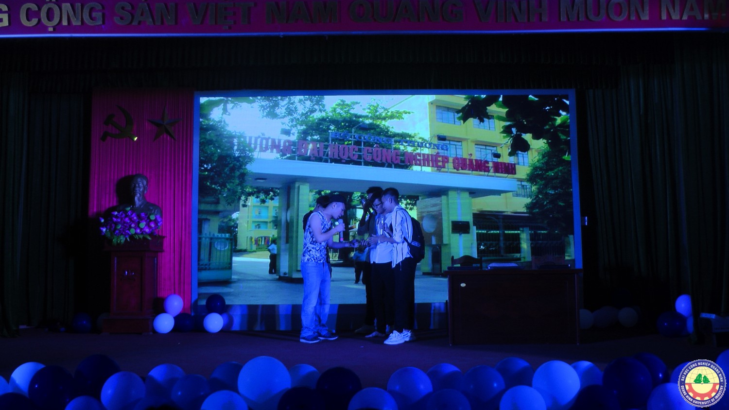 Đêm nhạc hội chào tân sinh viên K11