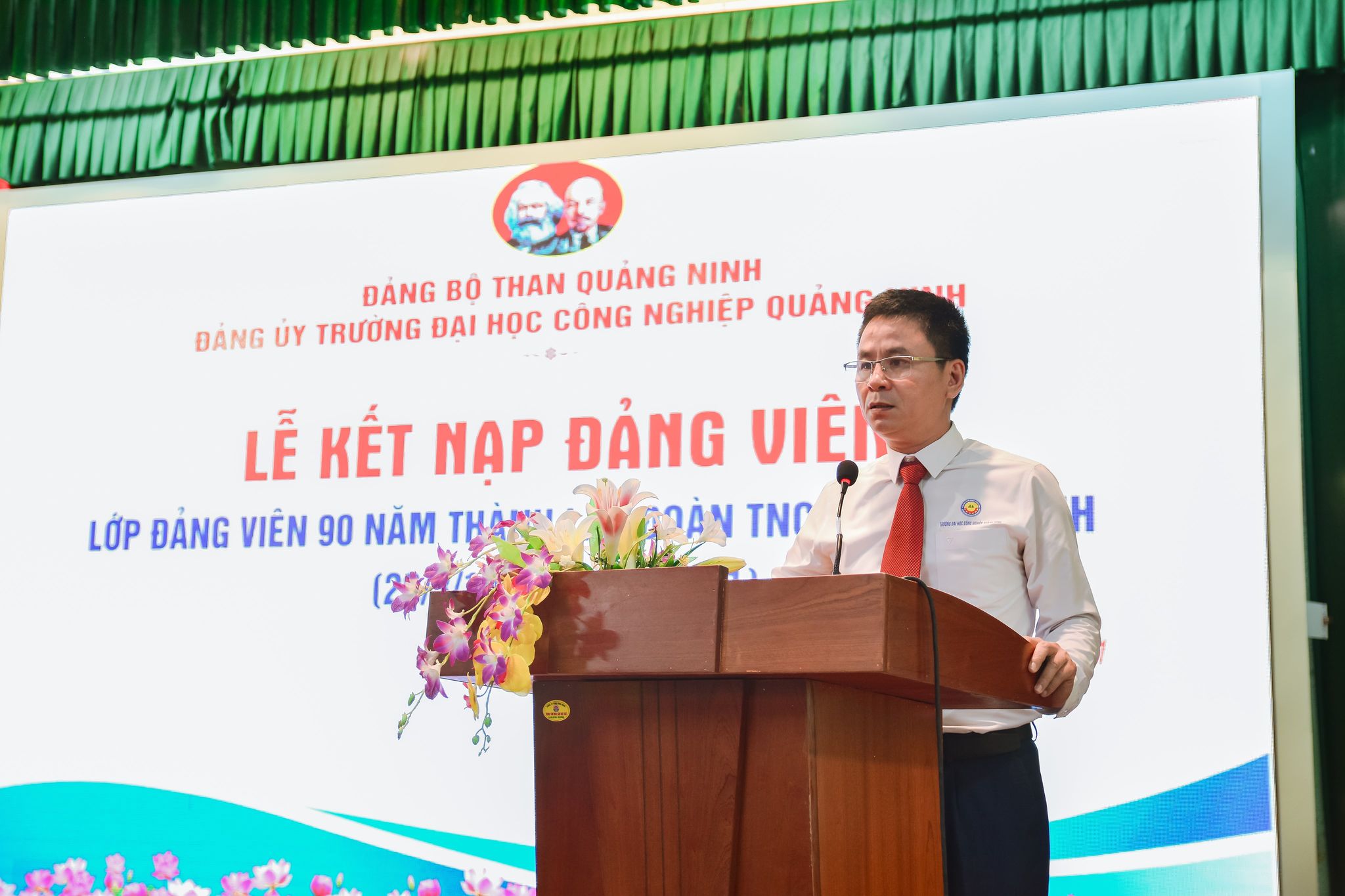 Đảng ủy trường Đại học Công nghiệp Quảng Ninh tổ chức kết nạp đảng viên mới