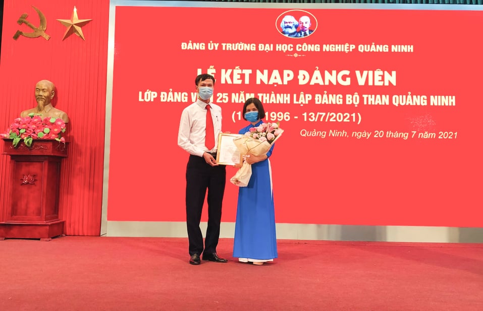 Đảng ủy trường Đại học Công nghiệp Quảng Ninh tổ chức kết nạp đảng viên mới "Lớp Đảng viên 25 năm thành lập Đảng bộ Than Quảng Ninh"