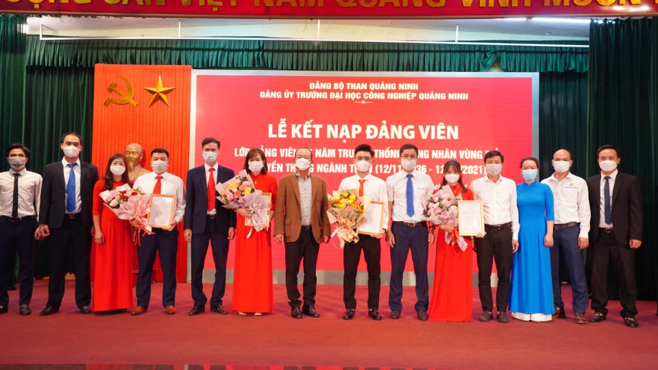 Đảng ủy trường Đại học Công nghiệp Quảng Ninh tổ chức kết nạp đảng viên mới