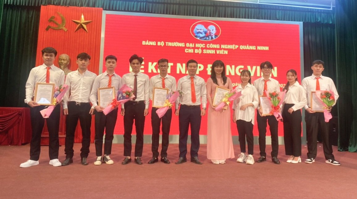 Đảng bộ Trường Đại học Công nghiệp Quảng Ninh kết nạp đảng viên mới