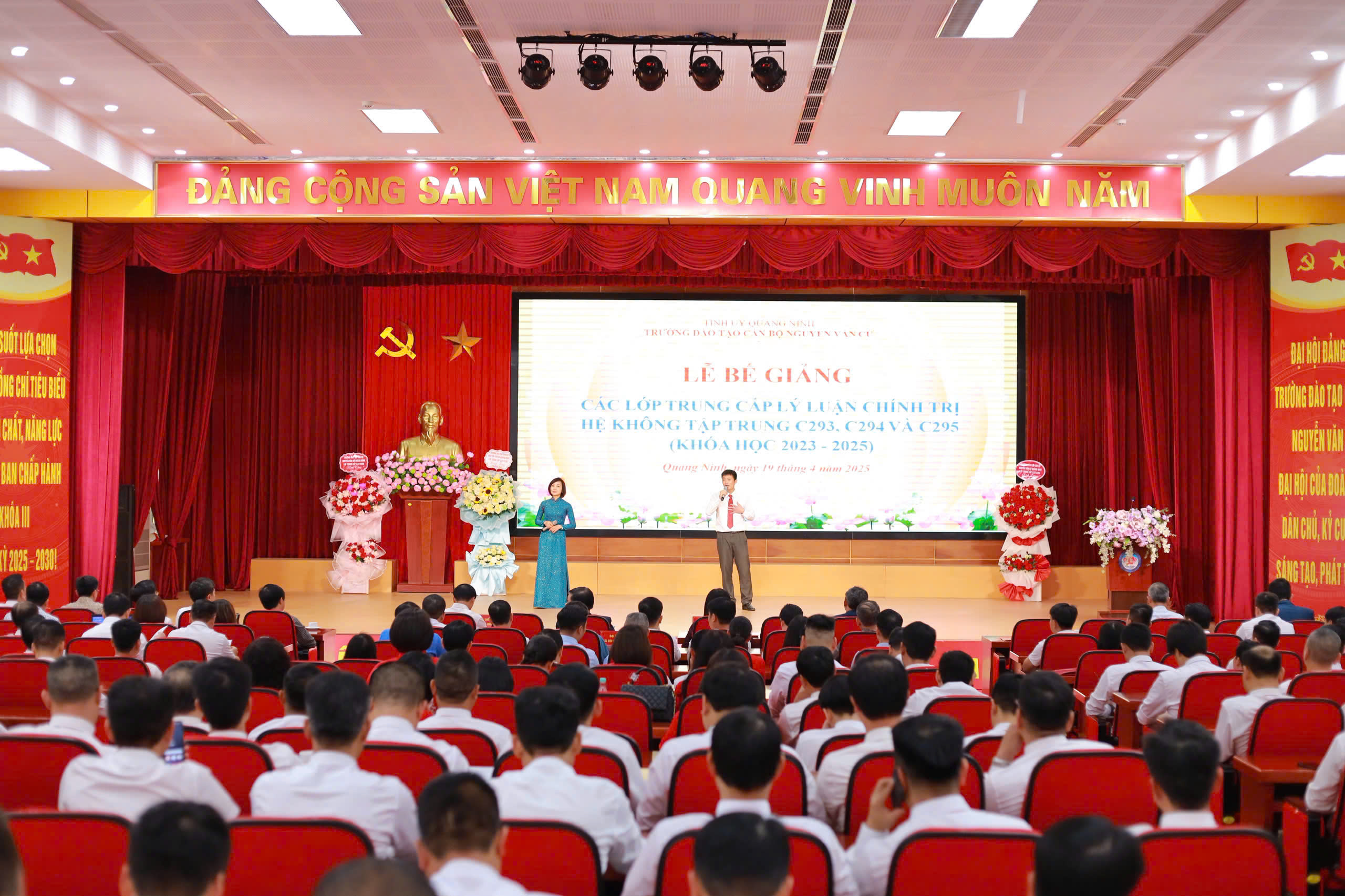 02 đảng viên thuộc Đảng bộ Trường hoàn thành chương trình đào tạo Trung cấp Lý luận chính trị