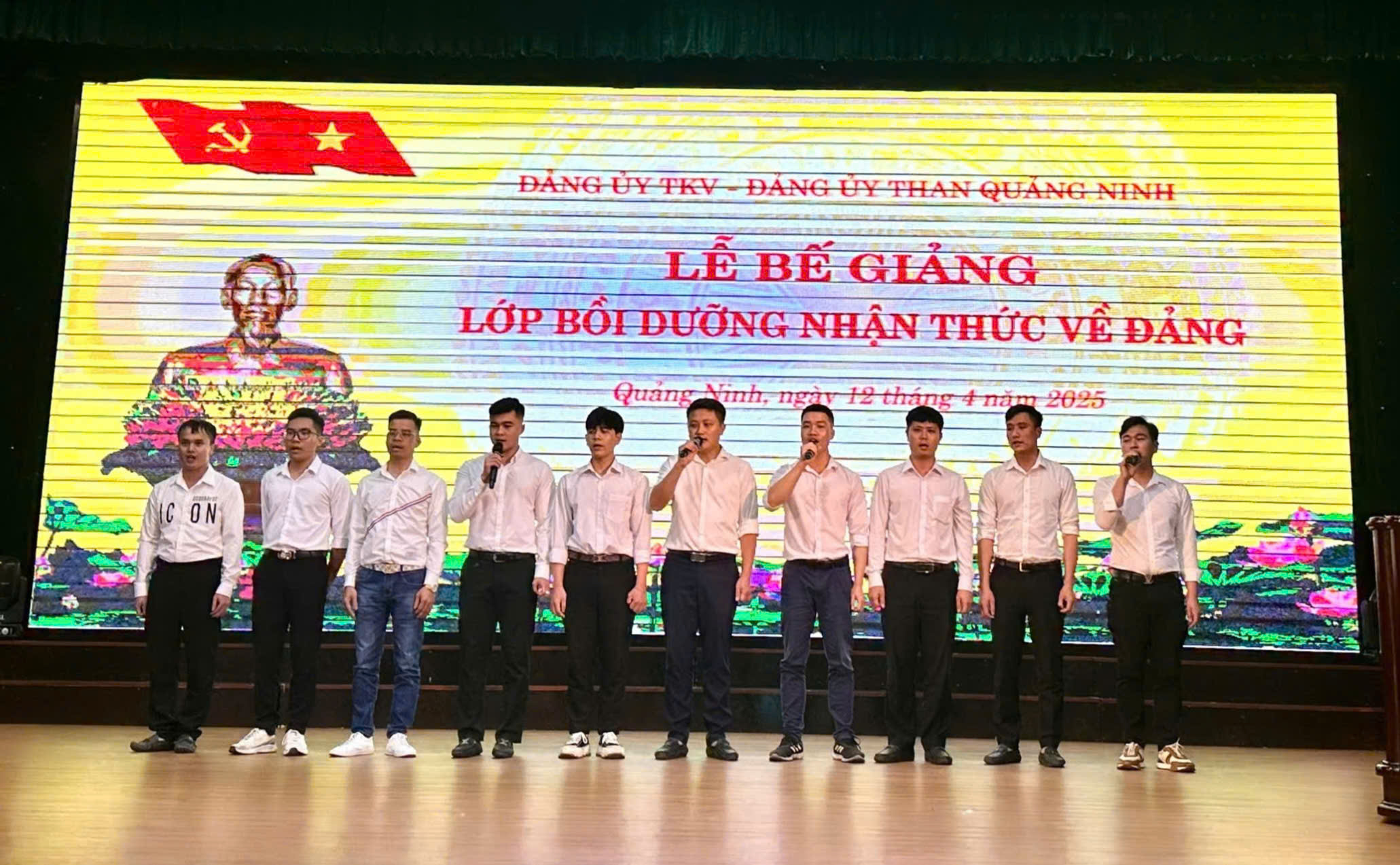 15 quần chúng ưu tú hoàn thành lớp thành lớp nhận thức về Đảng