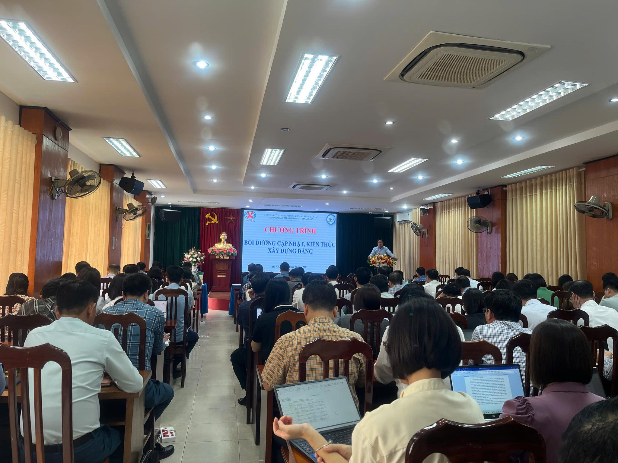 Cán bộ Trường Đại học Công nghiệp Quảng Ninh tham dự  lớp bồi dưỡng, cập nhật kiến thức xây dựng Đảng năm 2025