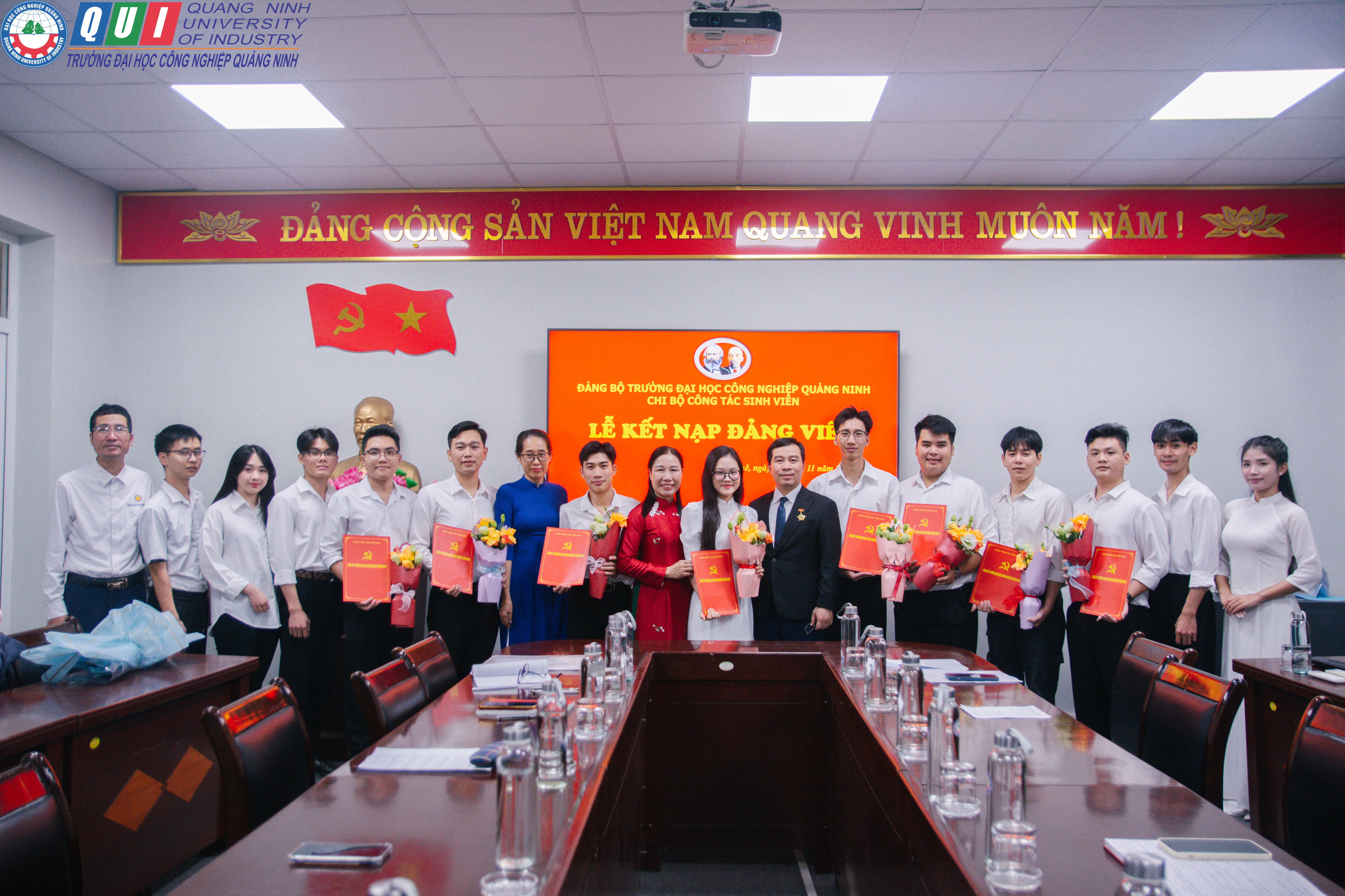 Các chi bộ trực thuộc Đảng bộ Trường  tổ chức kết nạp đảng viên mới đợt 12/11/2025