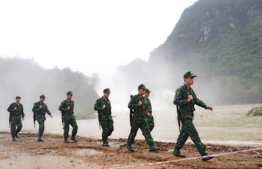 Cán bộ, chiến sĩ Đồn Biên phòng Đàm Thủy (tỉnh Cao Bằng) tuần tra biên giới. Ảnh: Vũ Tiệp