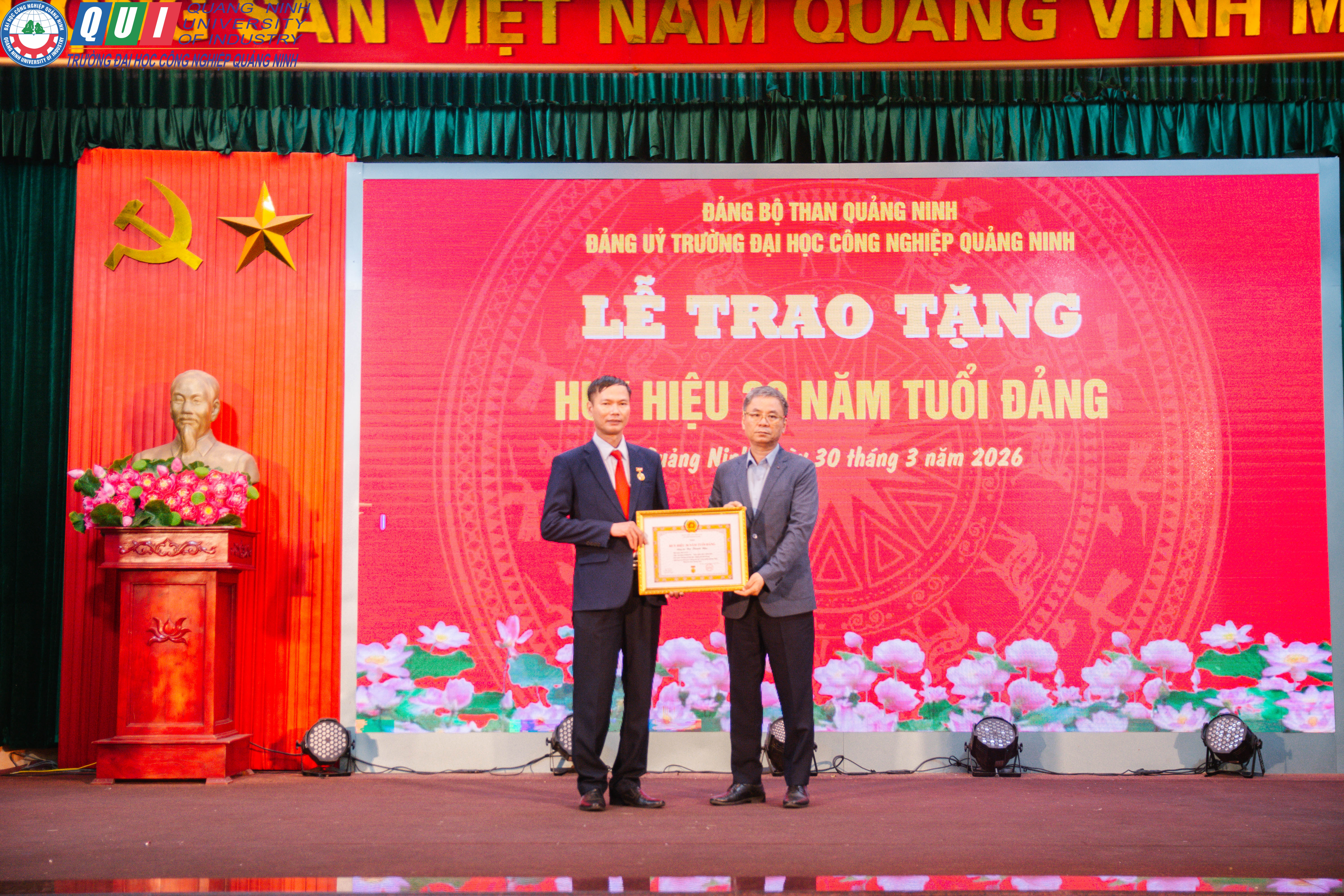 Đồng chí TS.Bùi Thanh Nhu vinh dự được trao tặng Huy hiệu 30 năm tuổi Đảng