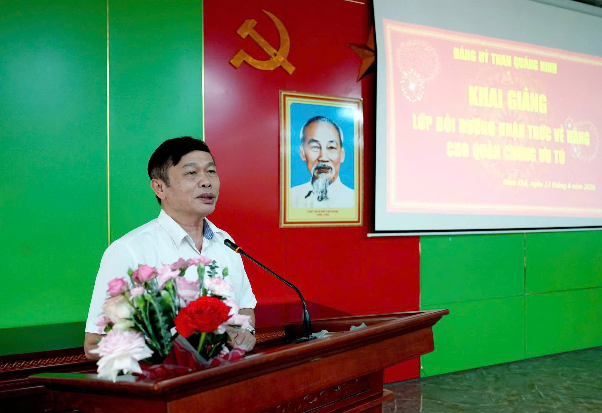 Khai giảng lớp bồi dưỡng nhận thức về Đảng