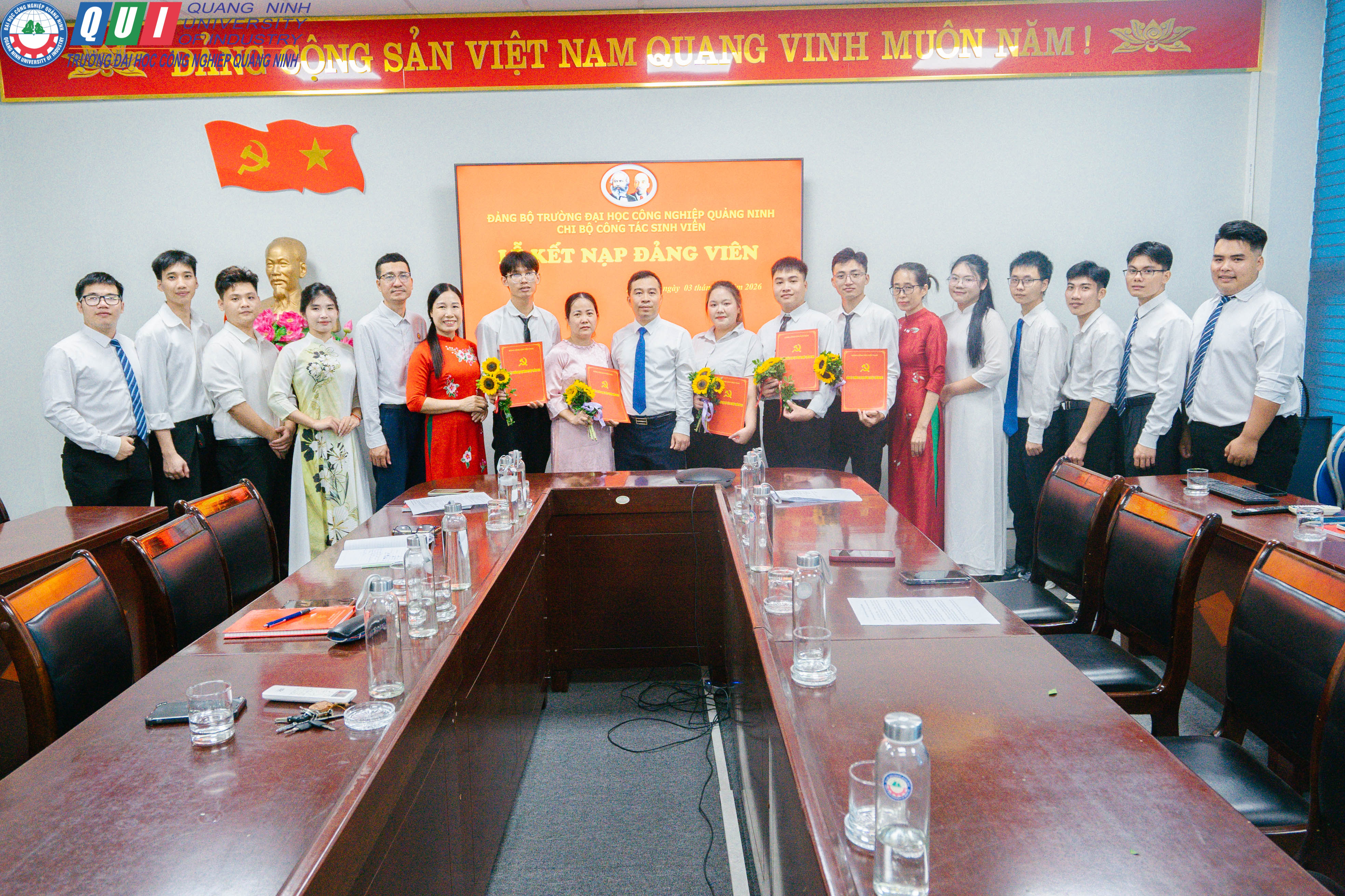 Đảng ủy Trường Đại học Công nghiệp Quảng Ninh tổ chức Lễ kết nạp lớp Đảng viên chào mừng 30 năm Ngày thành lập Đảng bộ Than Quảng Ninh