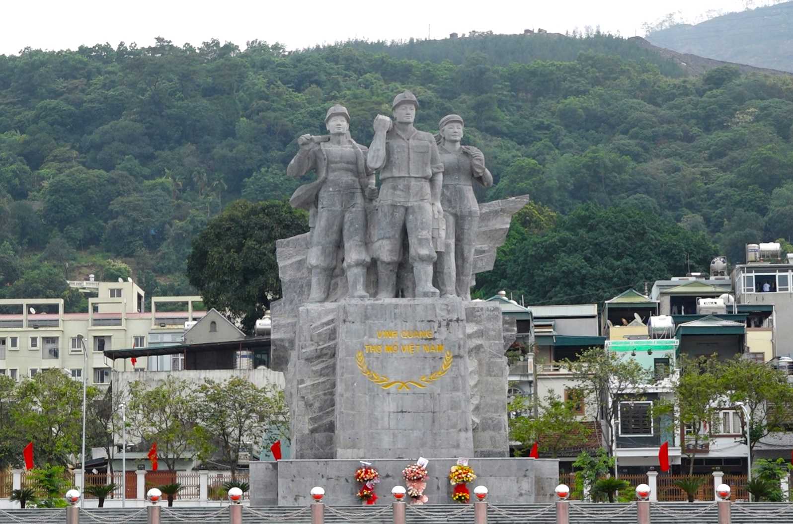 Tượng đài Vinh quang thợ mỏ Việt Nam